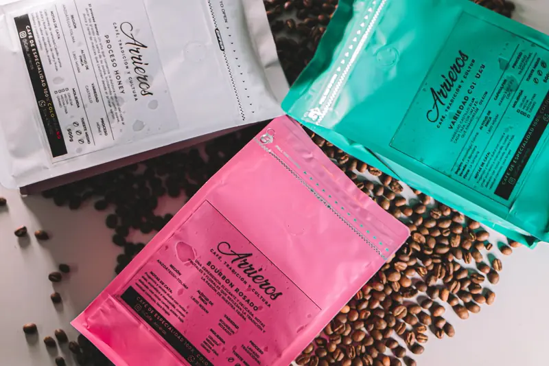 Bolsas de Café Arrieros con granos de café