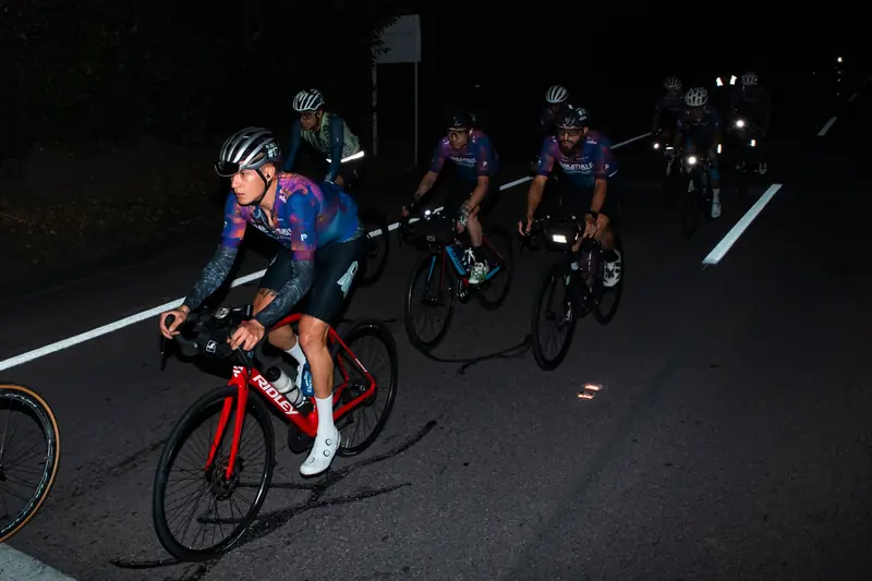 Grupo de ciclistas rodando de noche